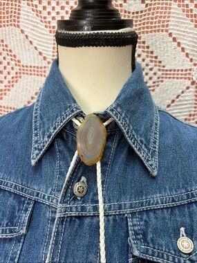 Western Agate Slice Bolo Tie | Feather Tips | Boho Cowgirl